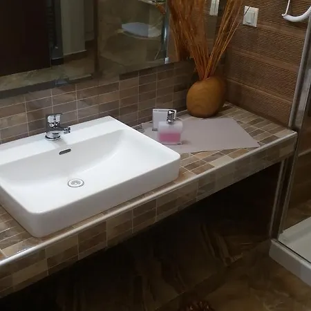 מלון Aeolic Star 2*